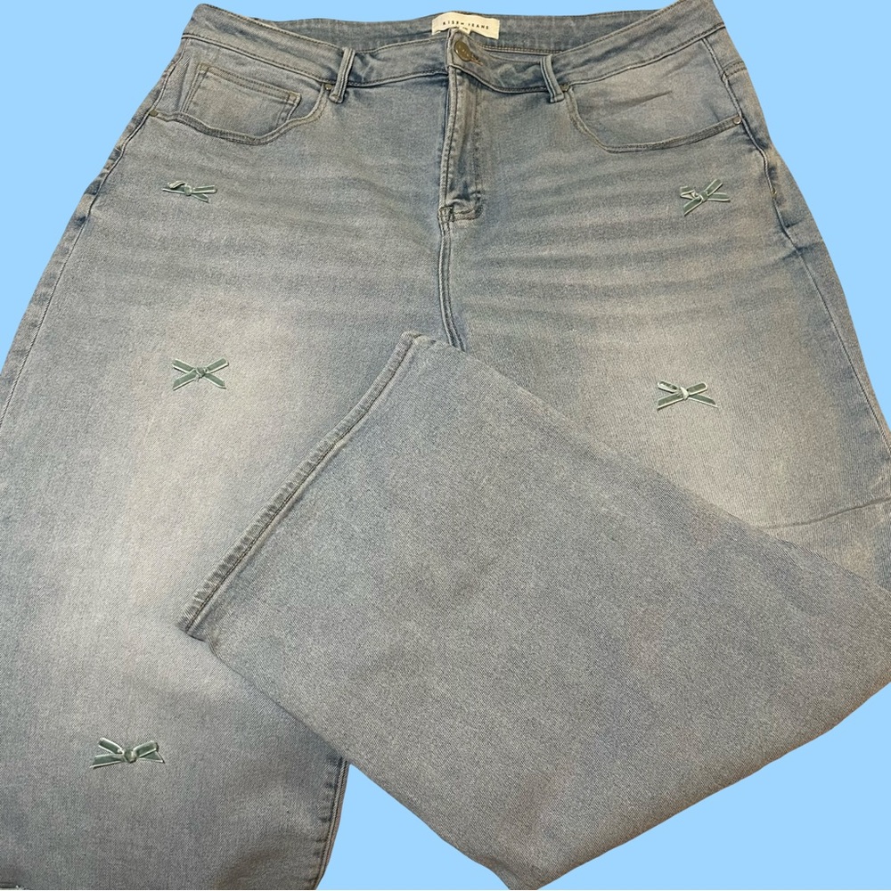 NWT! RISEN OF L.A. LT. WASH DENIM W/ STRETCH & TINY BOWS ON PLUS SZ 2XL JEANS.
